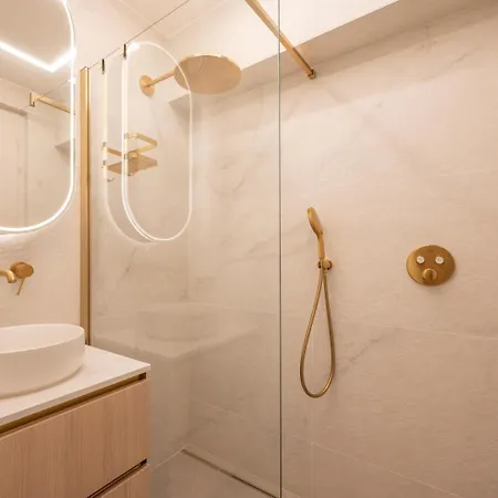 Modern 2-bedroom Apartment *